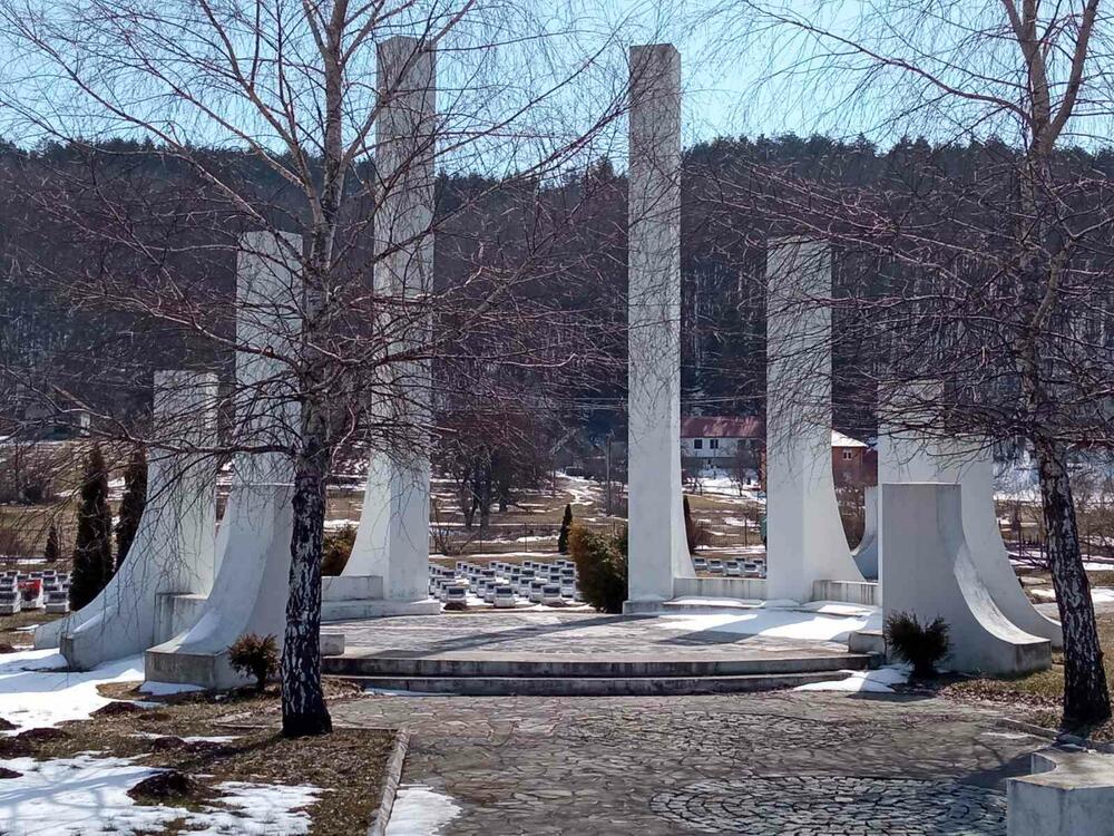 <p>Zahvaljujući brizi lokalnog Udruženja NOR-a i antifašista, spomen kompleks je besprekorno uređen i dio je zvanične turističke ponude Kolašina</p>