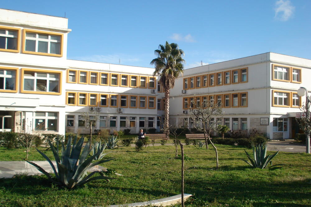 Među inficiranima nije bilo mnogo zdravstvenih radnika: Dom zdravlja u Ulcinju, Foto: Samir Adrović