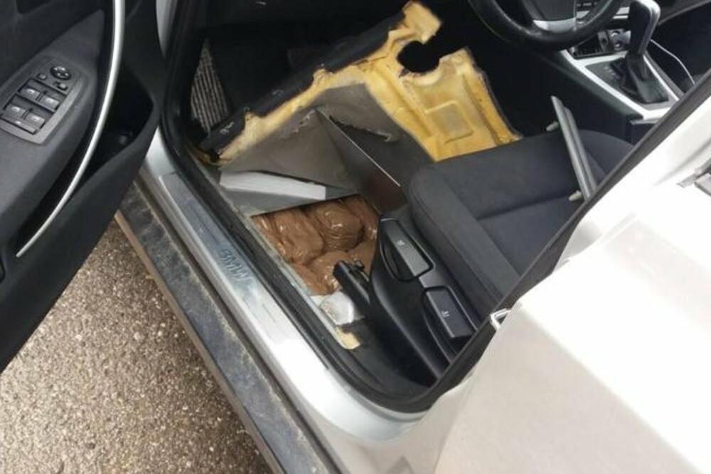 Droga otkrivena u vozilu, Foto: Uprava policije