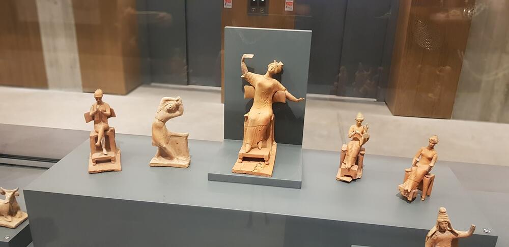 <p>Legenda o Troji dio je naše civilizacije više od 3.000 godina. Priča o veličanstvenom gradu i desetogodišnjem ratu zbog najljepše žene na svijetu, neodoljivo je dramatična i tragična</p>