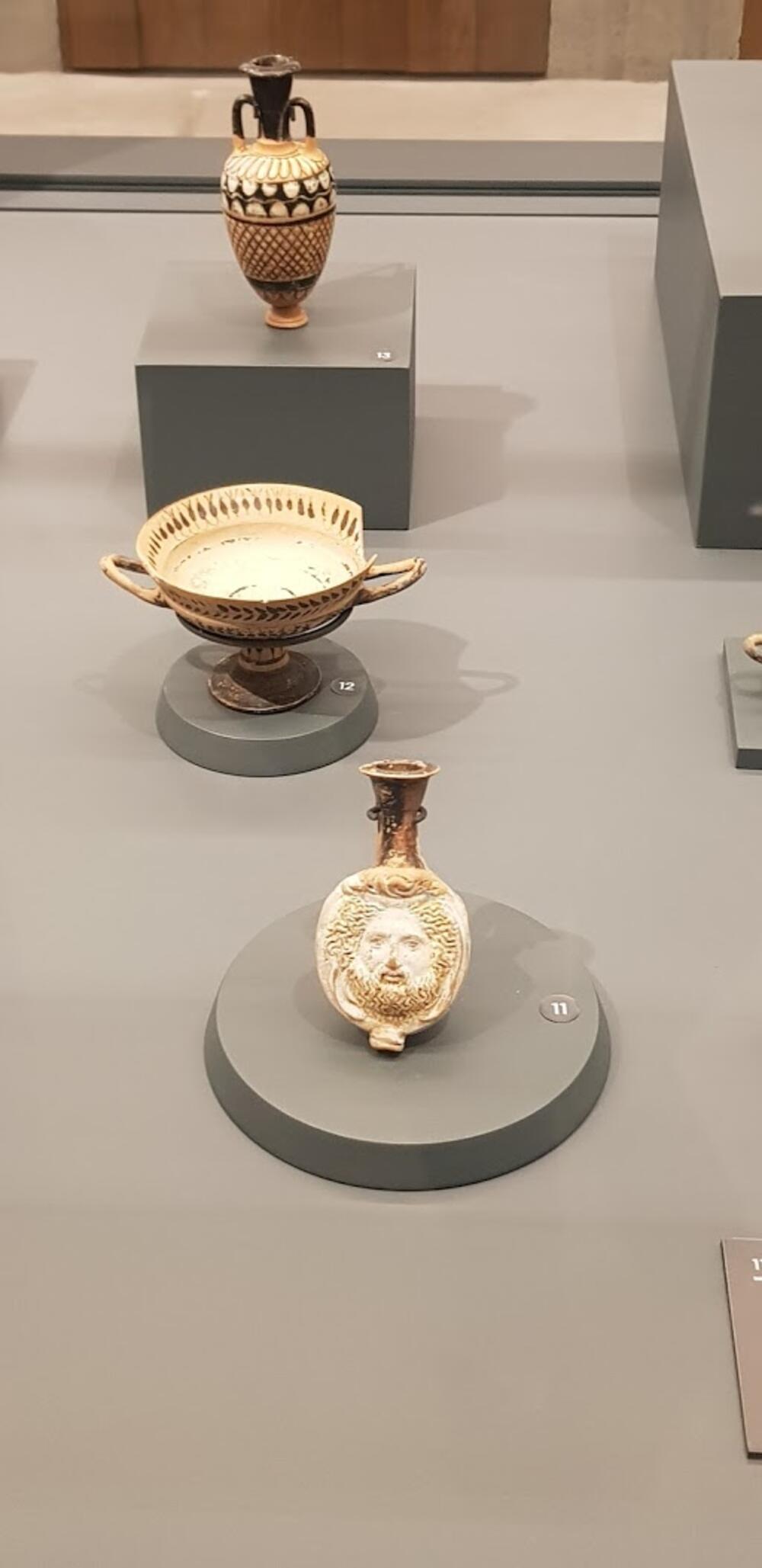 <p>Legenda o Troji dio je naše civilizacije više od 3.000 godina. Priča o veličanstvenom gradu i desetogodišnjem ratu zbog najljepše žene na svijetu, neodoljivo je dramatična i tragična</p>