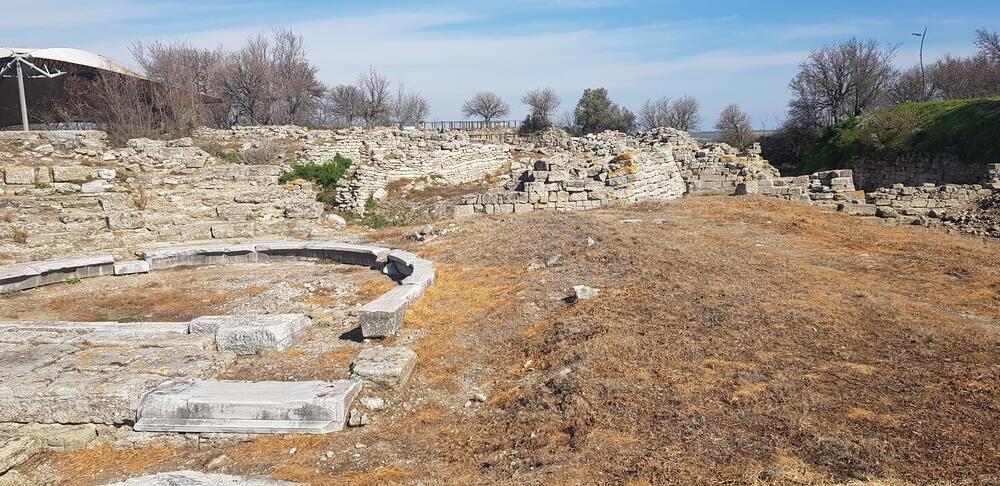 <p>Legenda o Troji dio je naše civilizacije više od 3.000 godina. Priča o veličanstvenom gradu i desetogodišnjem ratu zbog najljepše žene na svijetu, neodoljivo je dramatična i tragična</p>