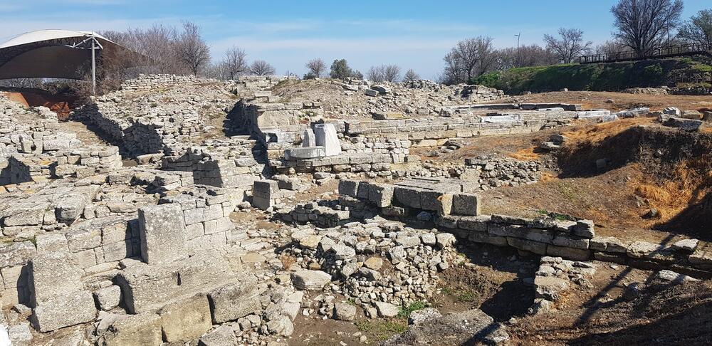 <p>Legenda o Troji dio je naše civilizacije više od 3.000 godina. Priča o veličanstvenom gradu i desetogodišnjem ratu zbog najljepše žene na svijetu, neodoljivo je dramatična i tragična</p>