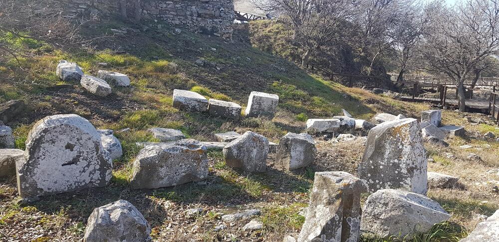 <p>Legenda o Troji dio je naše civilizacije više od 3.000 godina. Priča o veličanstvenom gradu i desetogodišnjem ratu zbog najljepše žene na svijetu, neodoljivo je dramatična i tragična</p>