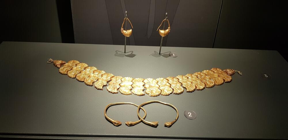 <p>Legenda o Troji dio je naše civilizacije više od 3.000 godina. Priča o veličanstvenom gradu i desetogodišnjem ratu zbog najljepše žene na svijetu, neodoljivo je dramatična i tragična</p>