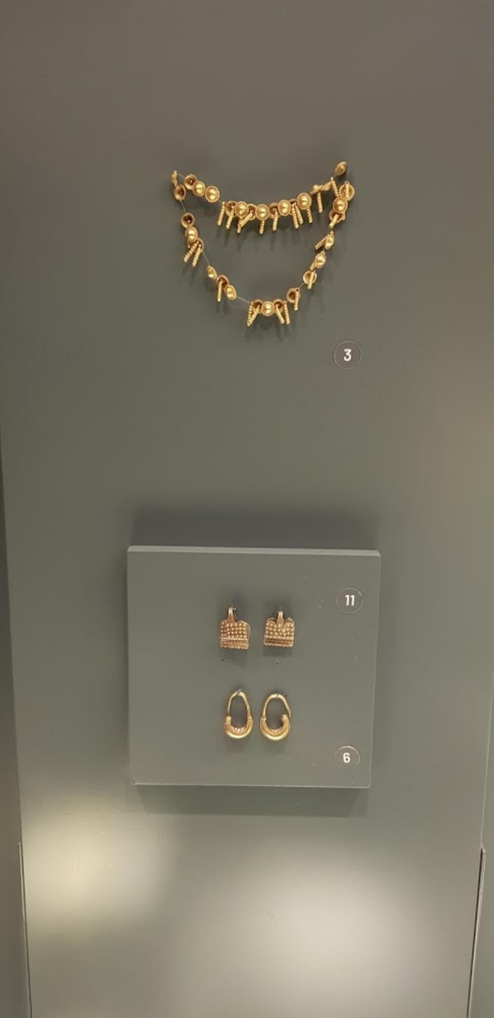 <p>Legenda o Troji dio je naše civilizacije više od 3.000 godina. Priča o veličanstvenom gradu i desetogodišnjem ratu zbog najljepše žene na svijetu, neodoljivo je dramatična i tragična</p>