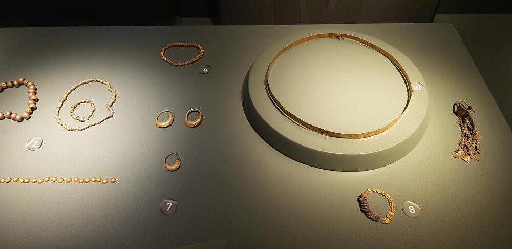 <p>Legenda o Troji dio je naše civilizacije više od 3.000 godina. Priča o veličanstvenom gradu i desetogodišnjem ratu zbog najljepše žene na svijetu, neodoljivo je dramatična i tragična</p>