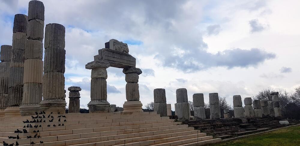 <p>Legenda o Troji dio je naše civilizacije više od 3.000 godina. Priča o veličanstvenom gradu i desetogodišnjem ratu zbog najljepše žene na svijetu, neodoljivo je dramatična i tragična</p>