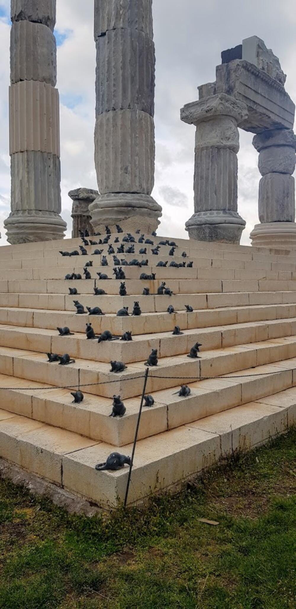 Miševi kao simbol kuge koju je bog poslao na Grke