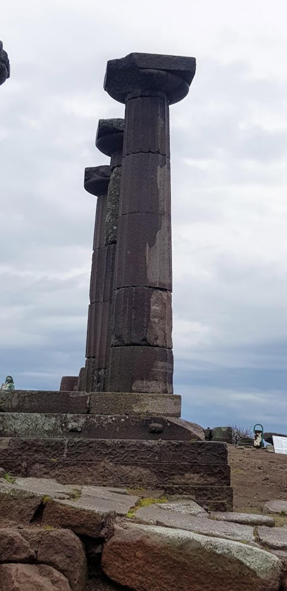 Masovni stubovi hrama u Asosu