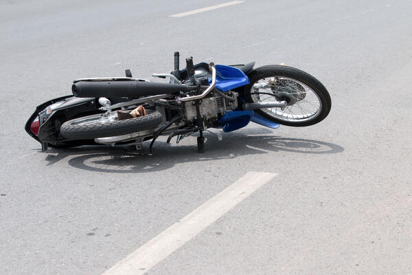 Podgorica'nın Zabjelo yerleşiminde meydana gelen kazada motosiklet sürücüsü ağır yaralandı.
