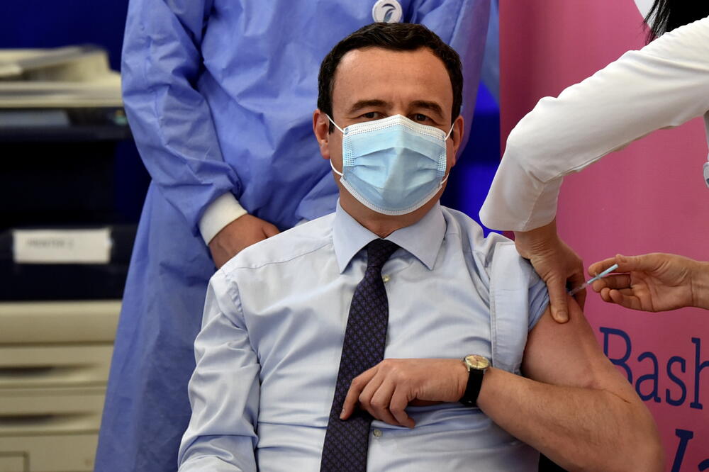 Kurti tokom vakcinacije, Foto: Reuters