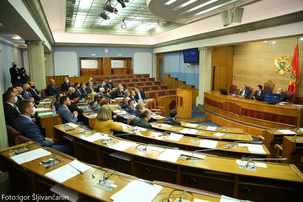 Najveća poslanička zarada poslanika iznosila 1.919 eura, Foto: Skupština Crne Gore
