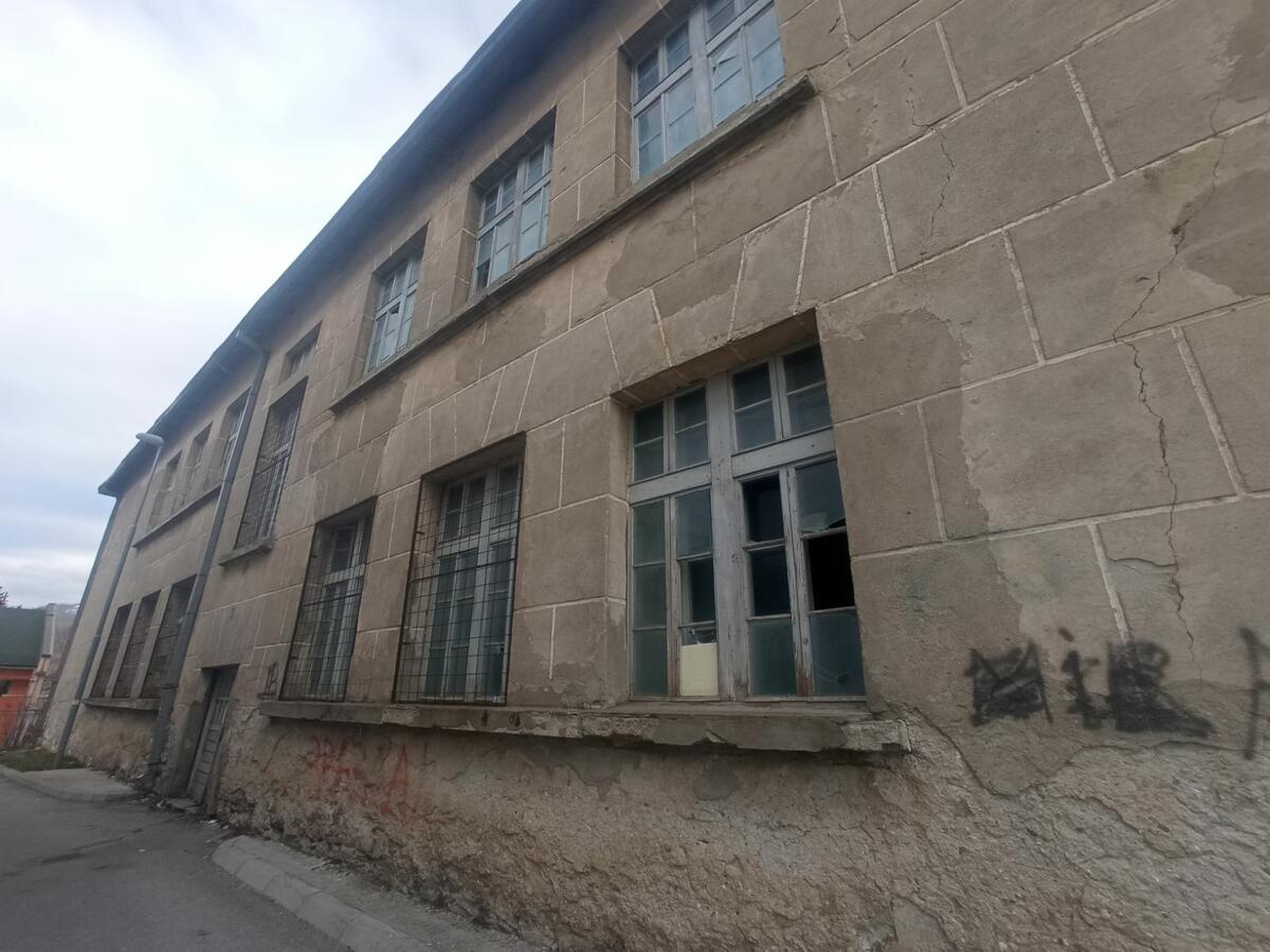 <p>"Stara škola", kako još zovu objekat, propada, iako su predstavnici bivše vlasti često znali da kažu da je to "mjesto gdje je, tokom Drugog svjetskog rata, obnovljena crnogorska državnost"</p>