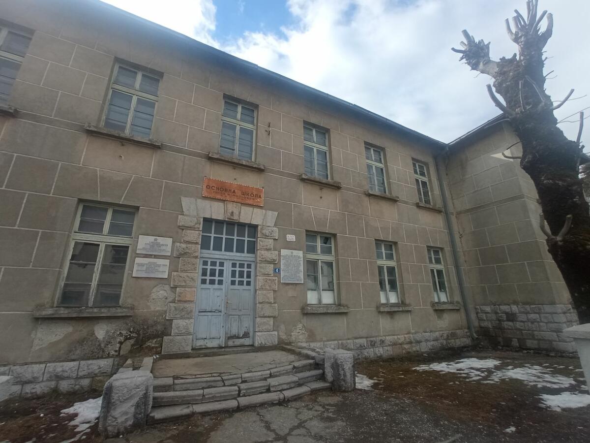 <p>"Stara škola", kako još zovu objekat, propada, iako su predstavnici bivše vlasti često znali da kažu da je to "mjesto gdje je, tokom Drugog svjetskog rata, obnovljena crnogorska državnost"</p>