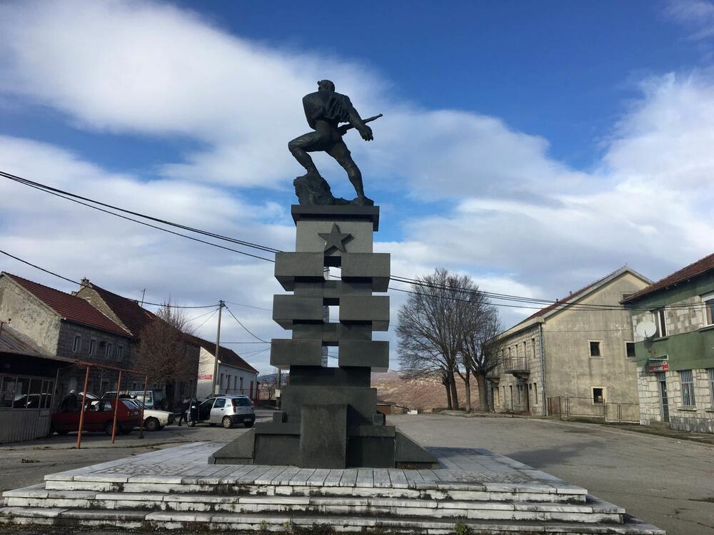 <p>Figuru borca uradio je poznati akademski vajar iz Beograda, Stevan Bodnarov, koji je autor više spomenika žrtvama NOB-a na prostoru bivše Jugoslavije, poput onog u Spomen parku Jajinci, zatim u Kuli, Bijelom Polju, Staroj Pazovi, Beloj Crkvi</p>