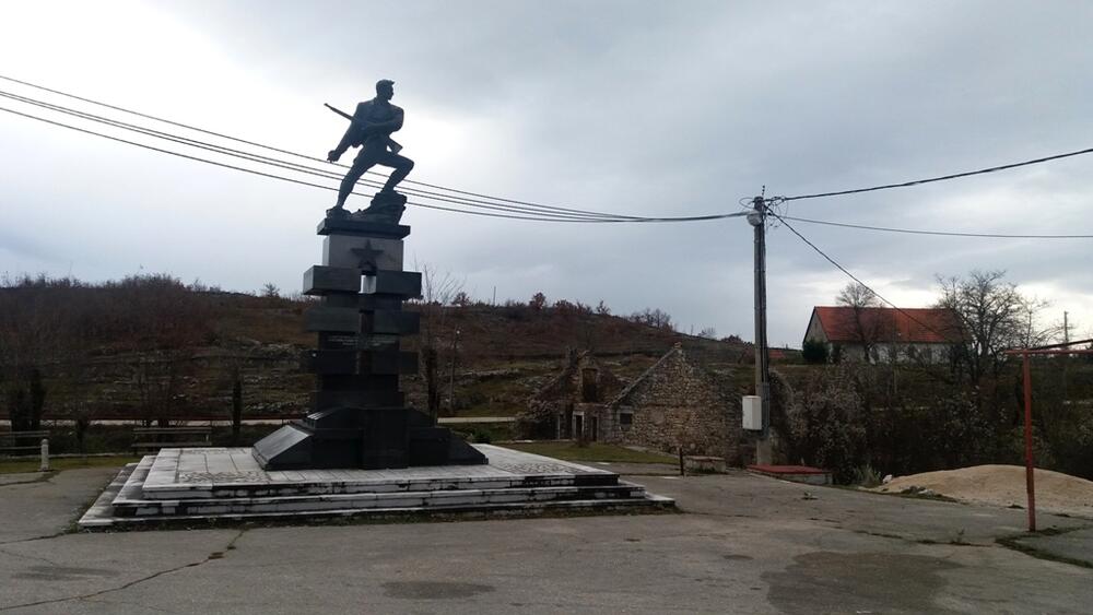 <p>Figuru borca uradio je poznati akademski vajar iz Beograda, Stevan Bodnarov, koji je autor više spomenika žrtvama NOB-a na prostoru bivše Jugoslavije, poput onog u Spomen parku Jajinci, zatim u Kuli, Bijelom Polju, Staroj Pazovi, Beloj Crkvi</p>