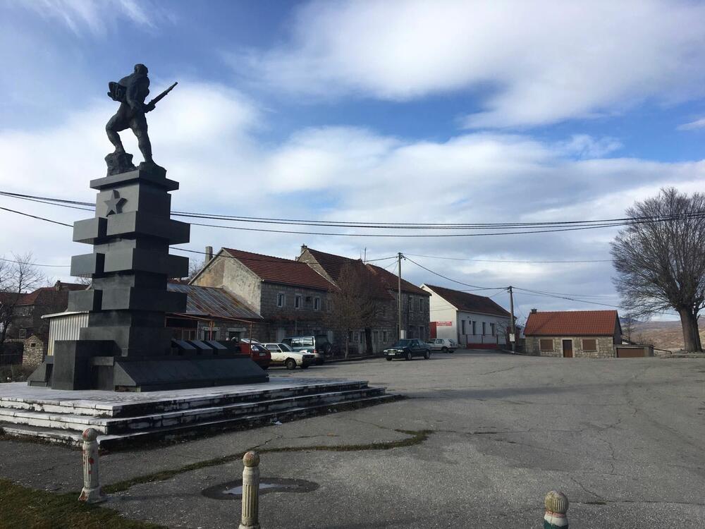 <p>Figuru borca uradio je poznati akademski vajar iz Beograda, Stevan Bodnarov, koji je autor više spomenika žrtvama NOB-a na prostoru bivše Jugoslavije, poput onog u Spomen parku Jajinci, zatim u Kuli, Bijelom Polju, Staroj Pazovi, Beloj Crkvi</p>