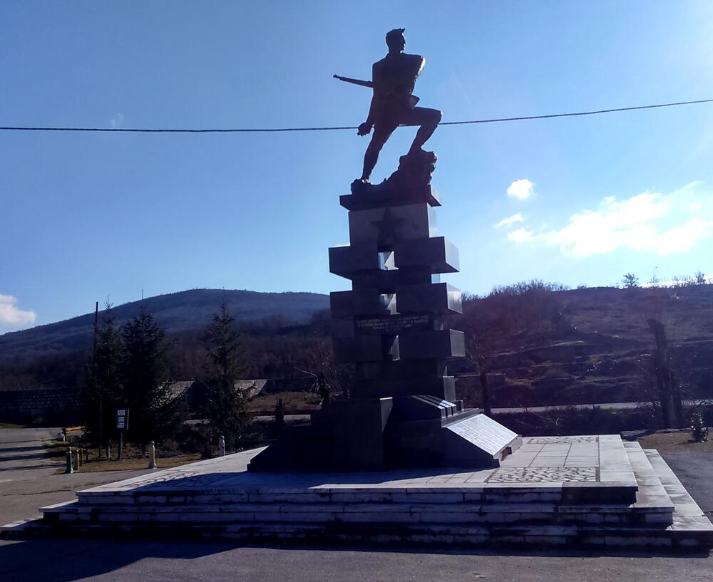 <p>Figuru borca uradio je poznati akademski vajar iz Beograda, Stevan Bodnarov, koji je autor više spomenika žrtvama NOB-a na prostoru bivše Jugoslavije, poput onog u Spomen parku Jajinci, zatim u Kuli, Bijelom Polju, Staroj Pazovi, Beloj Crkvi</p>