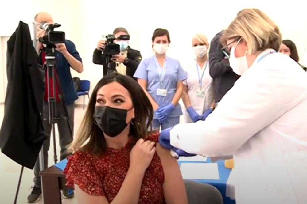 Novinarka Televizije Vijesti Bojana Bojović Golijanin prima vakcinu, Foto: Screenshot/TV Vijesti