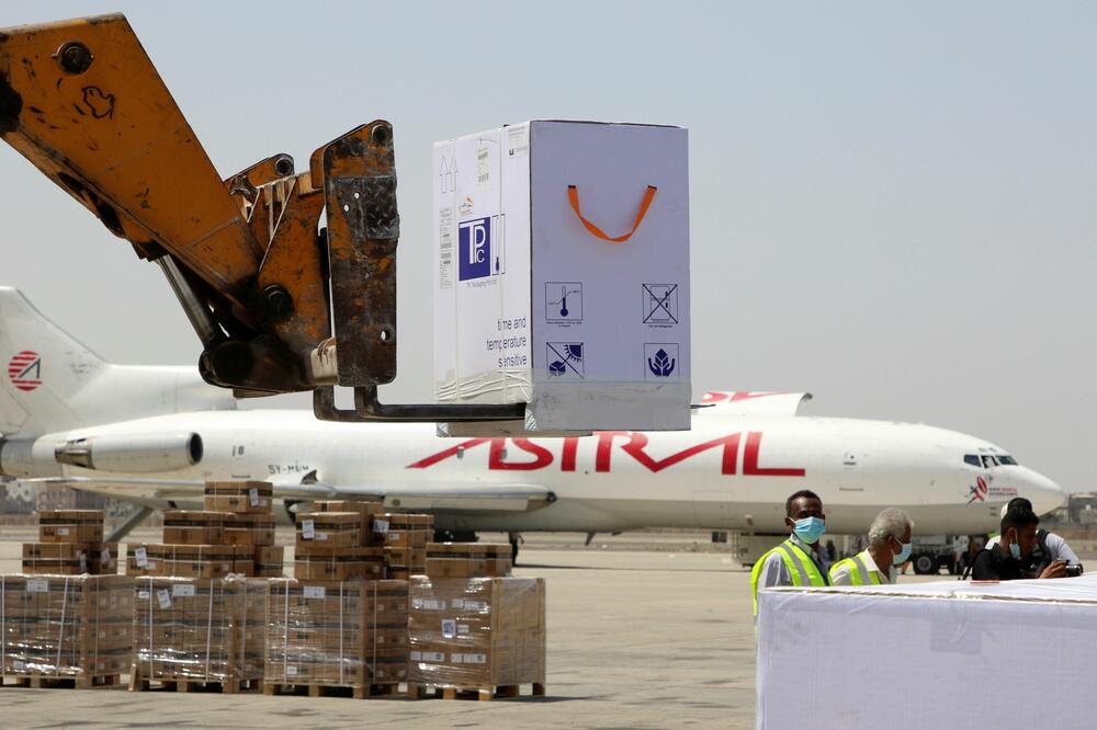 Prvi kontingent vakcina AstraZeneka na aerodromu u Adenu, Foto: REUTERS Fawaz Salman