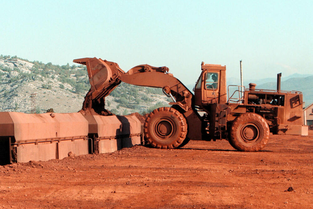 Da li se količine odvezene rude uopšte mjere?: Utovaranje boksita u Nikšiću, Foto: Arhiva Vijesti