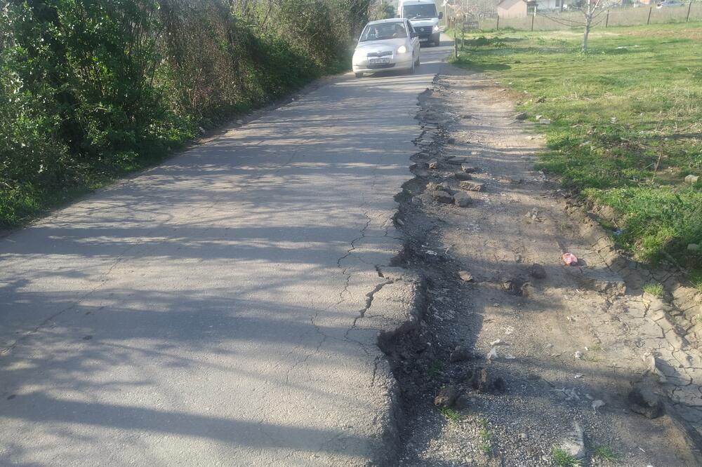 Oštećeni asfalt u uskoj Ulici knjaza Danila, Foto: Borko Ždero