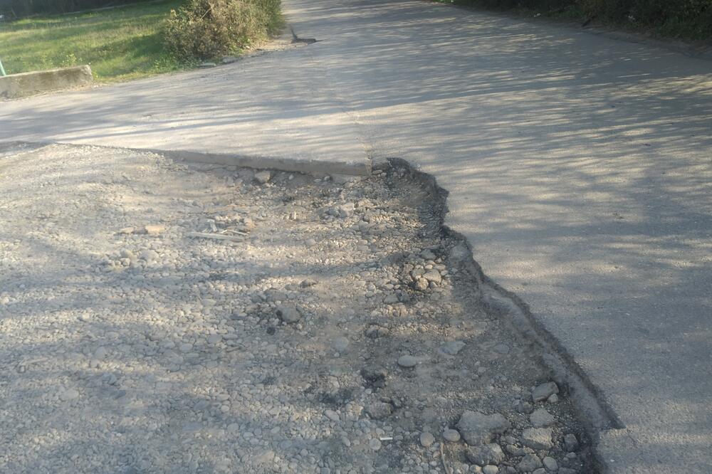 Rupe u Ulici knjaza Danila, Foto: Borko Ždero