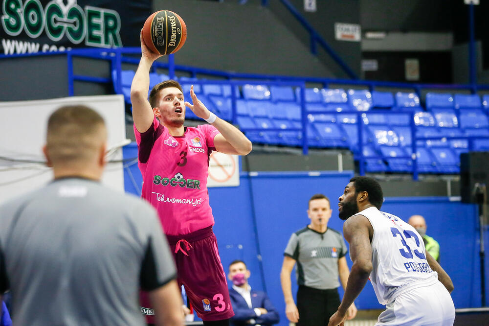 Filip Petrušev na meču protiv Budućnost Volija, Foto: Mega Soccerbet/Ivica Veselinov