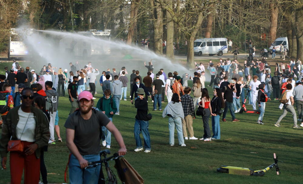 Belgijska policija rastjeruje okupljene za prvi april u briselskom parku