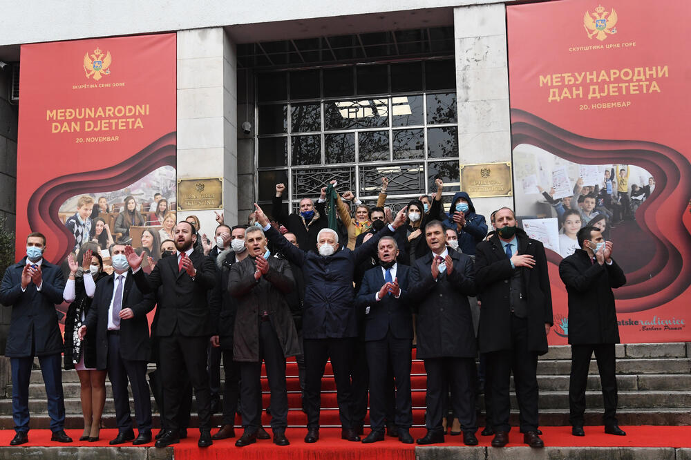 Bez odgovora zašto insistiraju na priči o Srebrenici: DPS sa dijelom opozicije na “patriotskom skupu” ispred Skupštine, Foto: Savo Prelević