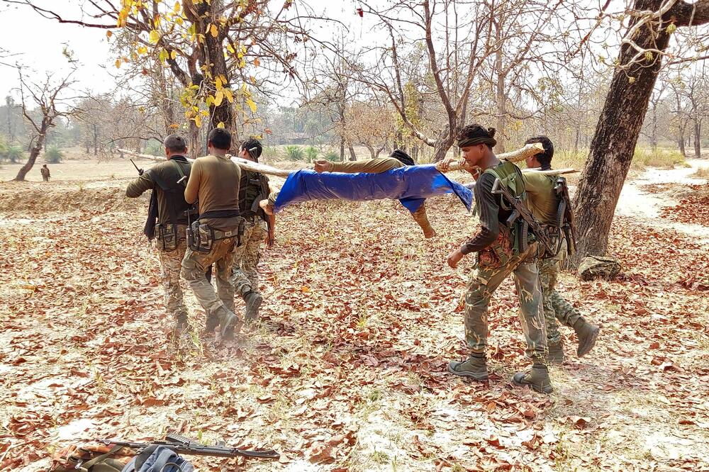 Pripadnnici bezbjednosnih snaga Indije nose tijelo jednog od ubijenih kolega, Foto: Reuters