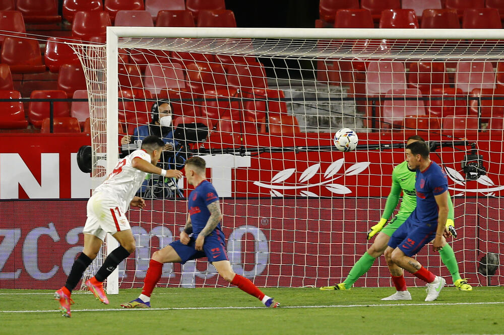 Akunja je iskoristio prostor otvoren izostankom Savića, Foto: REUTERS