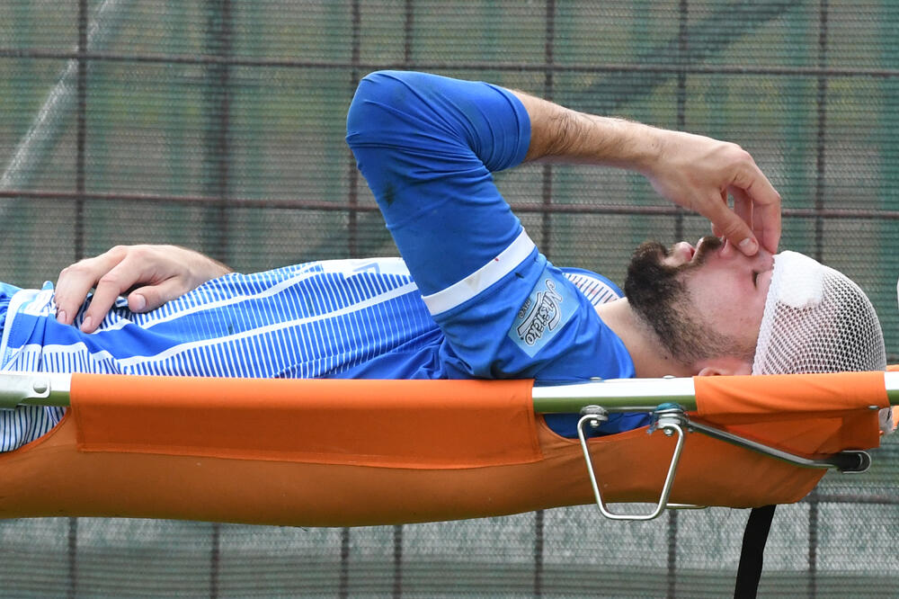 Marušić nakon povrede napušta igru, Foto: Savo Prelević