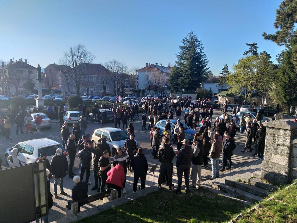 <p>Tokom protesta blokirano je više saobraćajnica u Podgorici, Baru, Budvi, Nikšiću, Pljevljima, Beranama, a kršene su i epidemiološke mjere donijete u cilju suzbijanja koronavirusa</p>