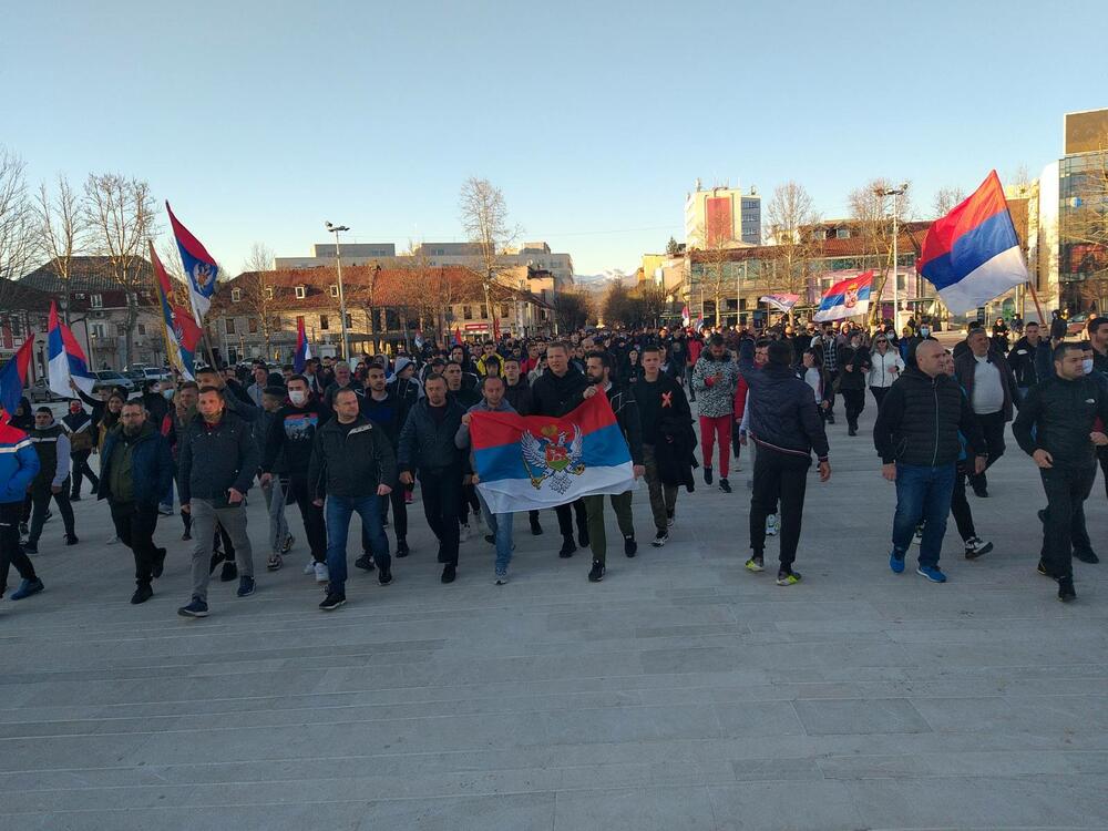<p>Tokom protesta blokirano je više saobraćajnica u Podgorici, Baru, Budvi, Nikšiću, Pljevljima, Beranama, a kršene su i epidemiološke mjere donijete u cilju suzbijanja koronavirusa</p>