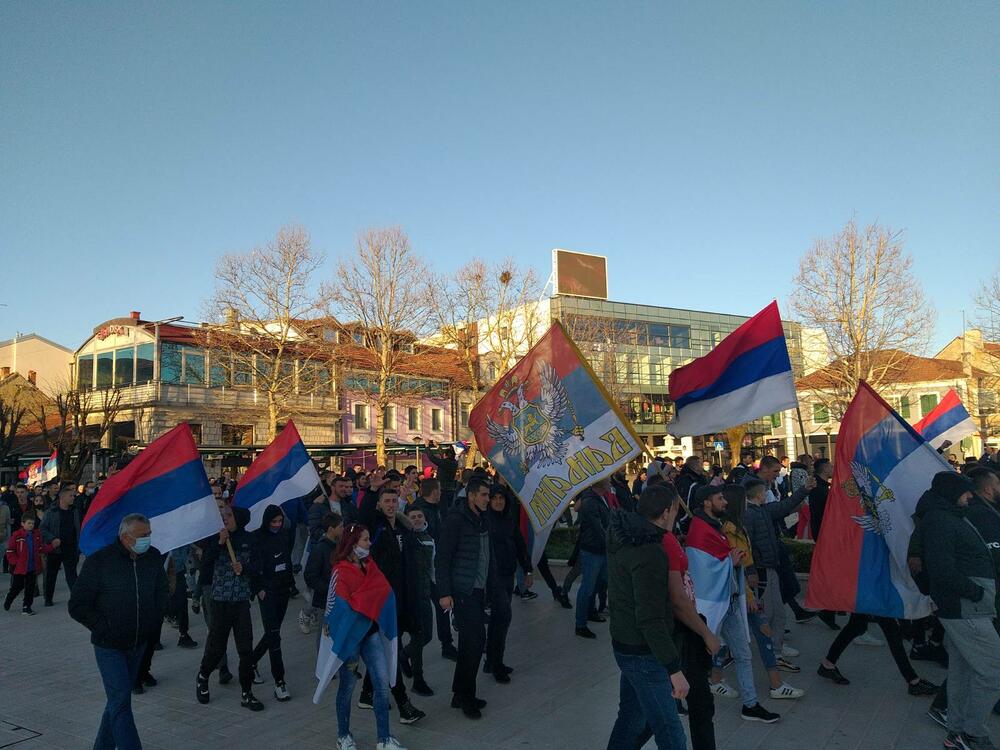 <p>Tokom protesta blokirano je više saobraćajnica u Podgorici, Baru, Budvi, Nikšiću, Pljevljima, Beranama, a kršene su i epidemiološke mjere donijete u cilju suzbijanja koronavirusa</p>