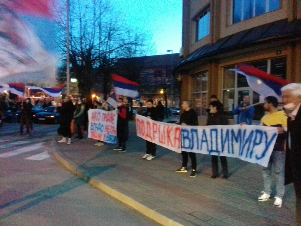 <p>Tokom protesta blokirano je više saobraćajnica u Podgorici, Baru, Budvi, Nikšiću, Pljevljima, Beranama, a kršene su i epidemiološke mjere donijete u cilju suzbijanja koronavirusa</p>