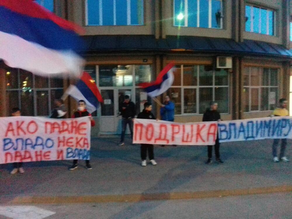 <p>Tokom protesta blokirano je više saobraćajnica u Podgorici, Baru, Budvi, Nikšiću, Pljevljima, Beranama, a kršene su i epidemiološke mjere donijete u cilju suzbijanja koronavirusa</p>