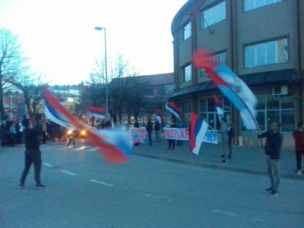 <p>Tokom protesta blokirano je više saobraćajnica u Podgorici, Baru, Budvi, Nikšiću, Pljevljima, Beranama, a kršene su i epidemiološke mjere donijete u cilju suzbijanja koronavirusa</p>
