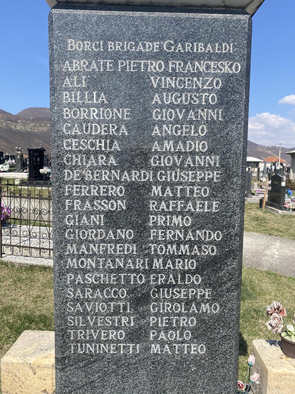 Imena stradalih italijanskih partrizana na spomeniku