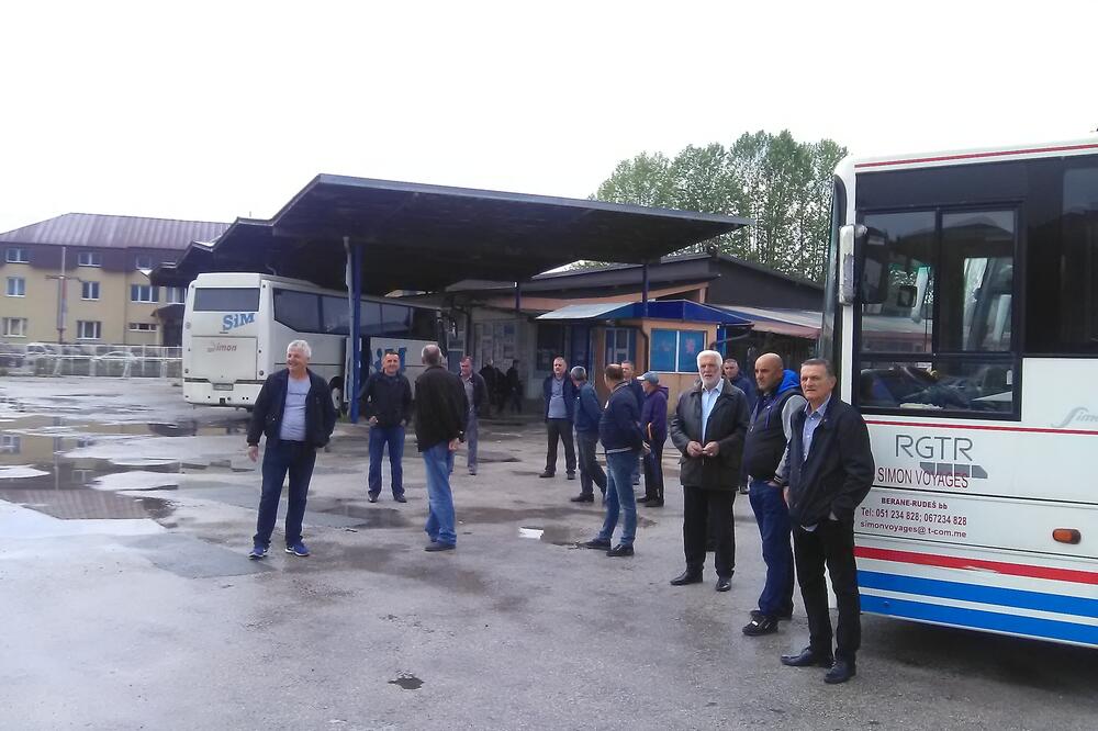 Tvrde da se imovina krčmi: Dio radnika, Foto: Tufik Softić