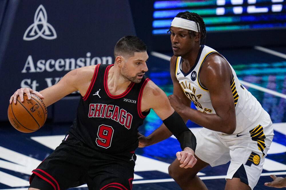 Vučević u duelu sa Tarnerom, Foto: AP