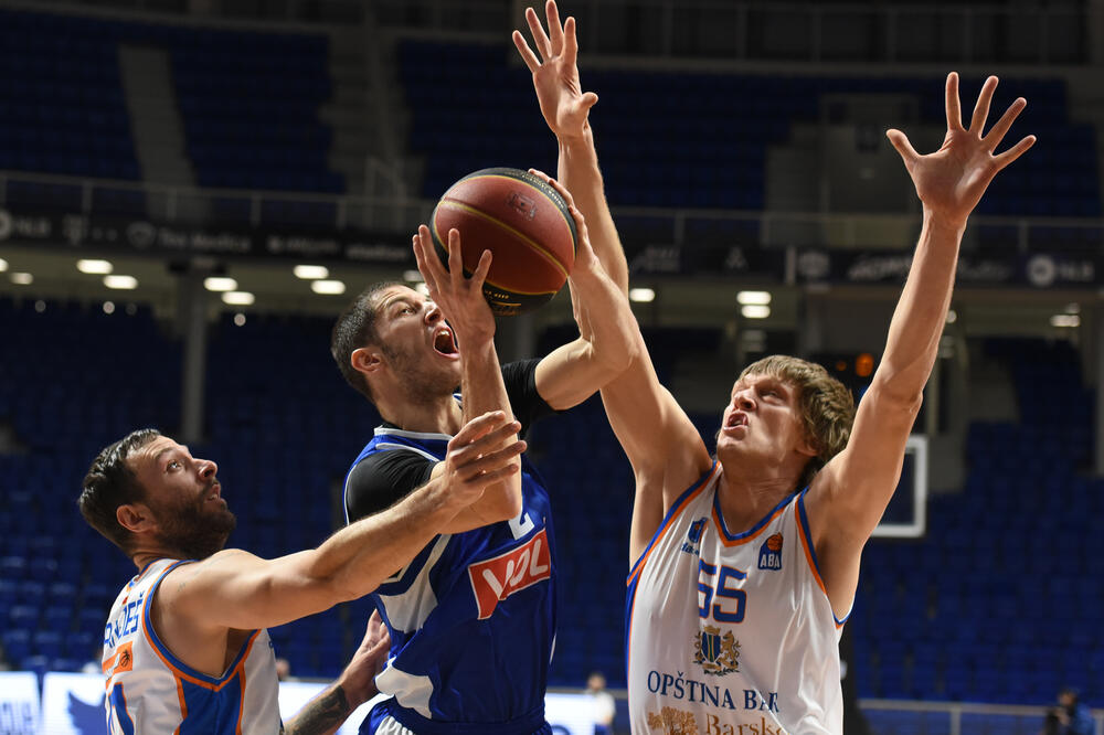 Nikola Ivanović u duelu sa Vranješom i Lukovićem, Foto: Savo Prelević