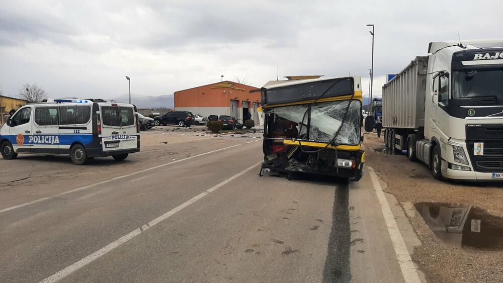 <p>Dvojica povrijeđenih mladića zbog povreda prebačena u nikšićku Opštu bolnicu</p>