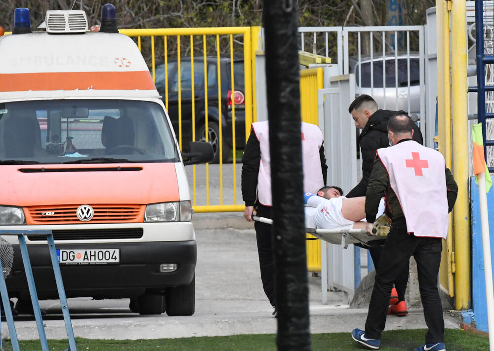 Aldin Adžović (Dečić) je iznešen sa terena zbog povrede