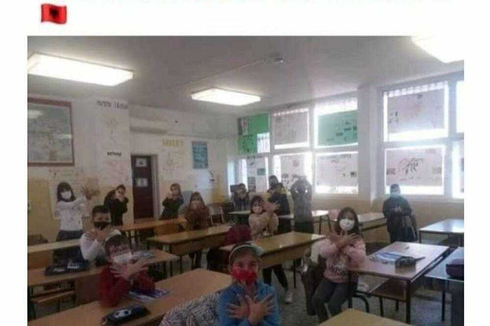 Sporna fotografija koju je podijelila učiteljica ulcinjske škole, Foto: Screenshot