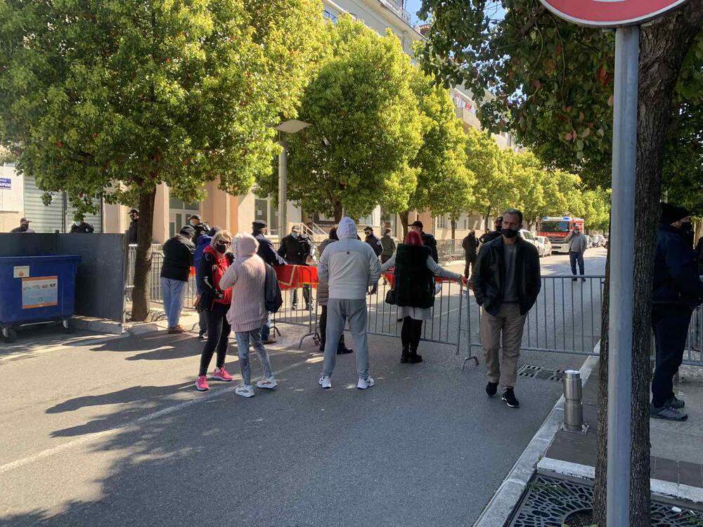 <p>Organizator okupljanja je formalno Patriotsko-komitski savez Crne Gore, ispred Vlade Crne Gore više stotina građana, među njima funkcioneri SDP i LP. Osim protesta ispred Vlade, protestuje se u Nikšiću, na Cetinju, u Budvi, Tivtu...</p>