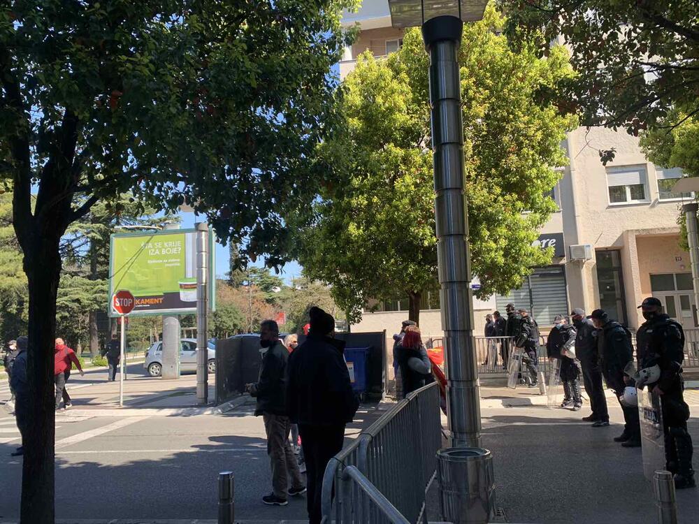 <p>Organizator okupljanja je formalno Patriotsko-komitski savez Crne Gore, ispred Vlade Crne Gore više stotina građana, među njima funkcioneri SDP i LP. Osim protesta ispred Vlade, protestuje se u Nikšiću, na Cetinju, u Budvi, Tivtu...</p>