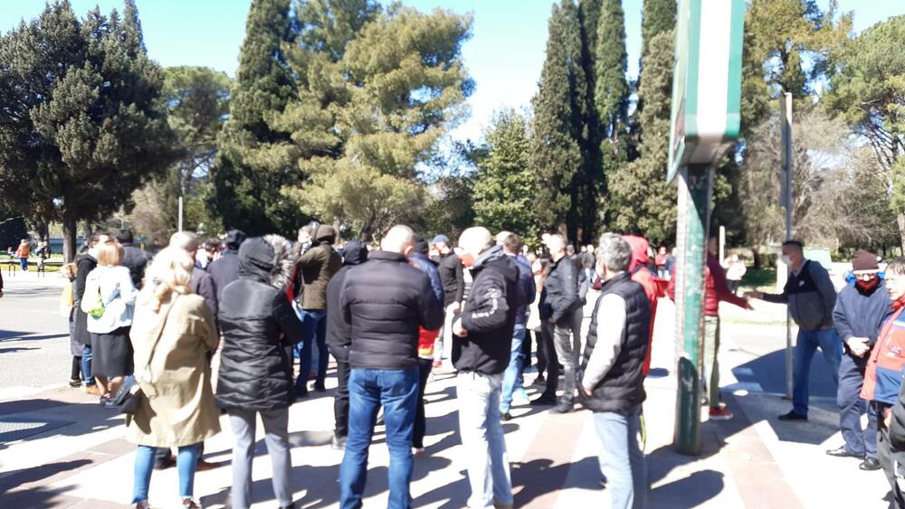 <p>Organizator okupljanja je formalno Patriotsko-komitski savez Crne Gore, ispred Vlade Crne Gore više stotina građana, među njima funkcioneri SDP i LP. Osim protesta ispred Vlade, protestuje se u Nikšiću, na Cetinju, u Budvi, Tivtu...</p>